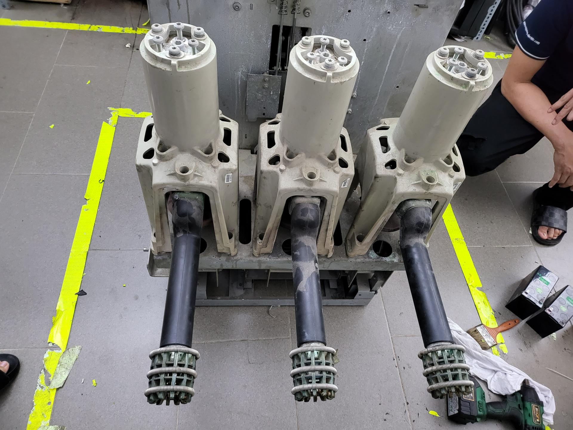 Sửa chữa máy cắt trung hạ thế VCB ACB, MCCB